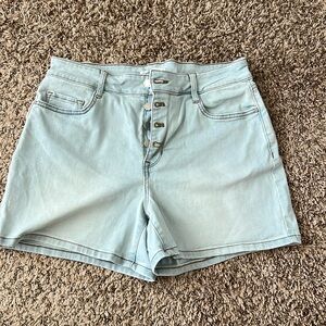 Nine West like new button up light denim shorts